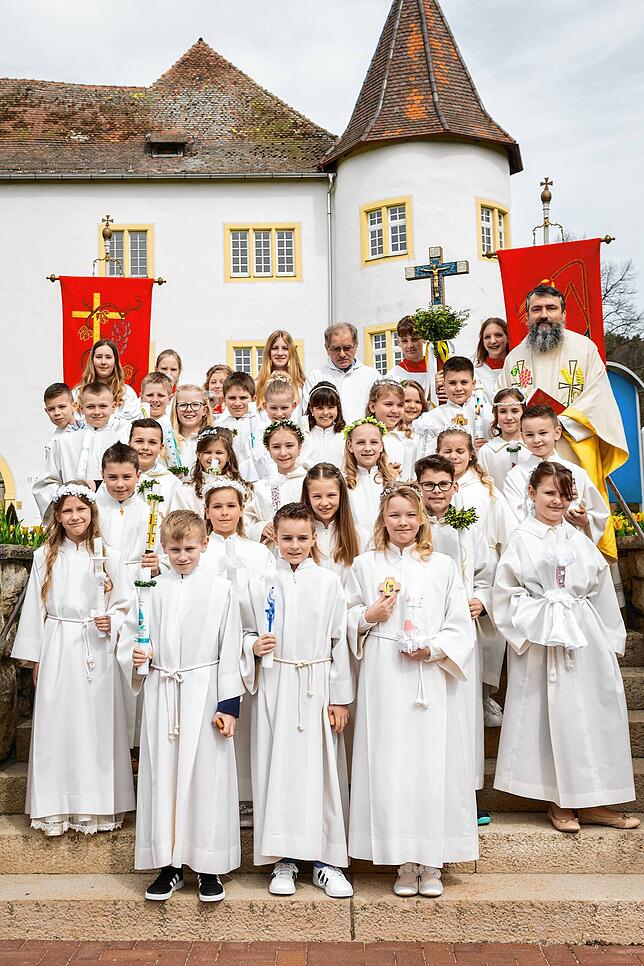 26 Kinder aus Hattingen, Immendingen, Hintschingen, Ippingen, Mauenheim und Zimmern feierten am Sonntag, 7. April, ihre erste Heilige ...