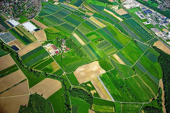 Die Flächen rund um den Erlenhof bei Wahlwies (Bildmitte) sollen zukünftig für Agri-Photovoltaik genutzt werden können.