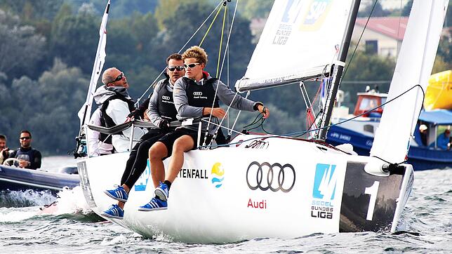Jonathan Koch (vorne, hier mit dem Team des Bodensee Yacht Club Überlingen im Einsatz in der Segel-Bundesliga) nimmt ab 3. Februar an ...