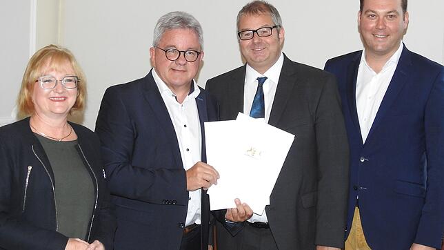 Ordentlich was im Gepäck hatte Tourismusminister Guido Wolf (2. v.l.) bei seinem Besuch in Bad Säckingen. Auch die ...