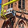 Arbeiter untersuchen das Gestein und den Mörtel am Südturm des Villinger Münsters.