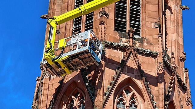 Arbeiter untersuchen das Gestein und den Mörtel am Südturm des Villinger Münsters.
