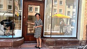 Marga Grießhaber hat bei dem Brand in der Gerberstraße am 14. Juni ihr Teegeschäft verloren. Jetzt zieht sie in neue Räume in der ...