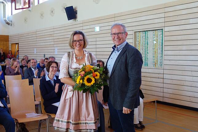 Mit einem Blumenstrauß begrüßte Ortsvorsteher Gottfried Mayer die neue Rektorin der Grundschule Lippertsreute-Deisendorf, Carmen Kindler.
