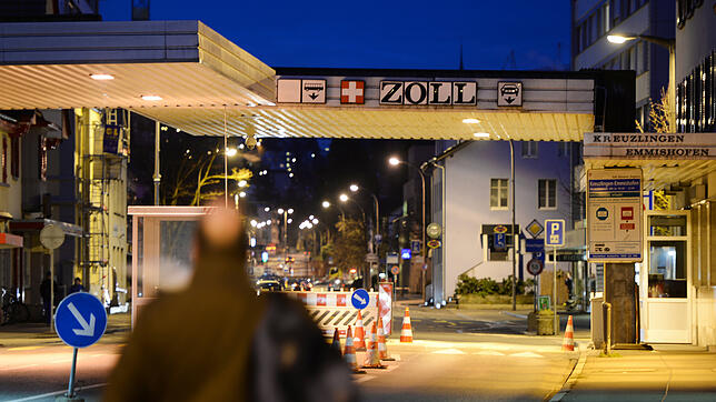 Ein Mann geht zum Grenzübergang, der nach Kreuzlingen (Schweiz) führt. Nach der Tötung eines Kindes am Frankfurter Hauptbahnhof will ...