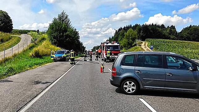 Feuerwehreinsatz bei einem Unfall auf der B31-neu. Die Einsatzkräfte stellten den Brandschutz sicher.