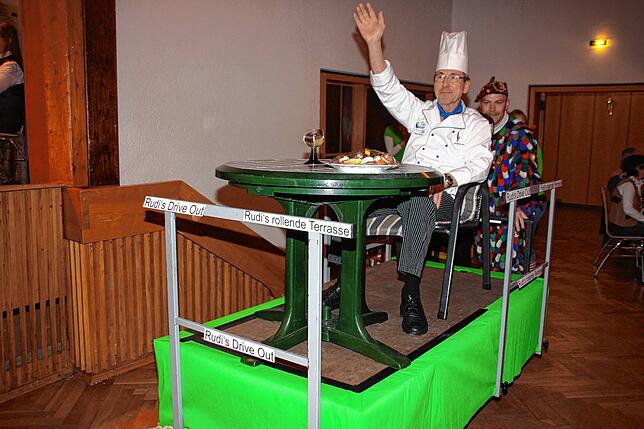 Gastronom Rudi Öxle kämpfte lange und hart mit der Stadt, um eine Gartenterrasse vor seinem Restaurant. Diesen Streit nahmen die Narren ...