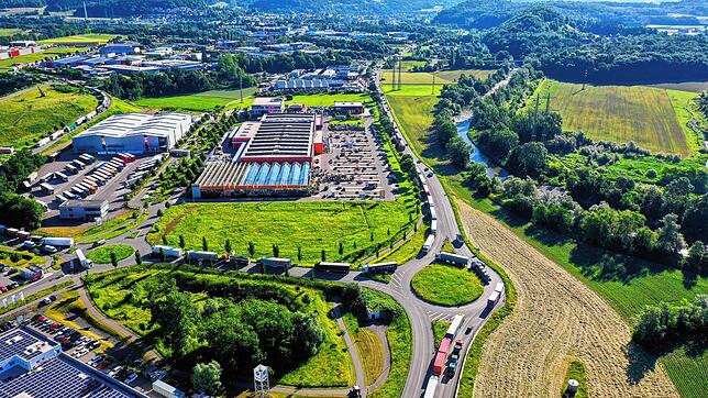 Lastwagenstau auf der Bundesstraße 34 zwischen Waldshut und Tiengen und im Gewerbepark Hochrhein. Das jetzt vorgelegte Verkehrsgutachten ...