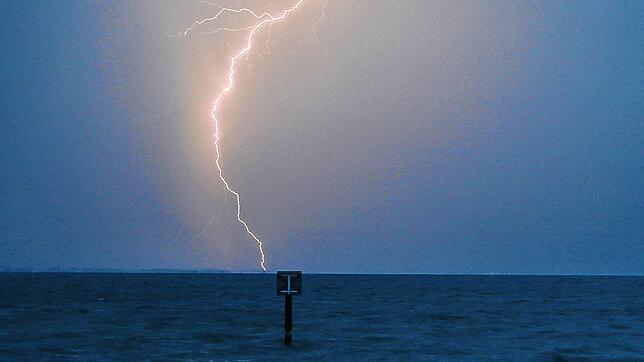 Ein Blitz erleuchtet den Himmel über dem Bodensee bei Lindau (Bayern).