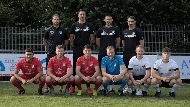 Die Trainer und Neuzugänge beim FC Pfaffenweiler: (stehend von links) Marc Simone (Torwarttrainer), Björn Schlageter (Trainer), Stefan ...