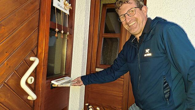 Pfullendorfs Bürgermeister Ralph Gerster macht sich gut als Zusteller für den SÜDKURIER.
