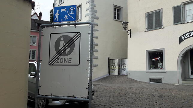Ecke Gradebergstraße/Lindenstraße. Hier dürfen Sie mit dem Fahrrad weiter in Richtung Westen fahren.