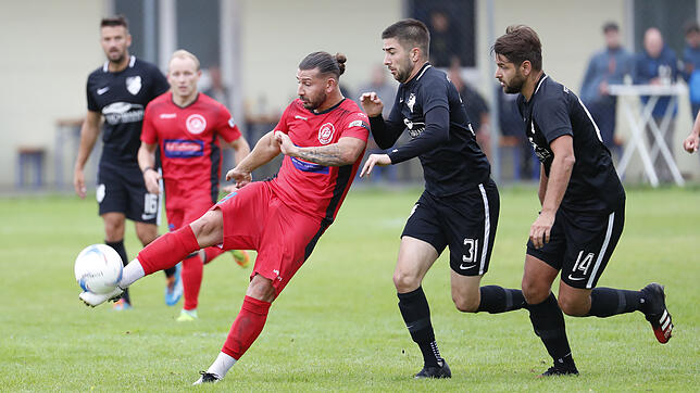 Schmerzlicher Ausfall: Zu Saisonbeginn war Mustafa Akgün (am Ball), der sich hier gegen die beiden Gutmadinger Tobias Steri und Philipp ...