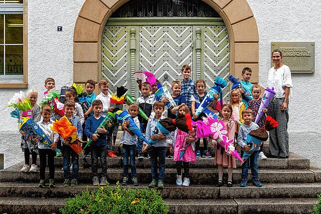 In der Klasse 1b der Fritz-Baur-Grundschule konnte Klassenlehrerin Albertine Vormstein-Baumann 21 aufgeregte Erstklässler zum ersten ...