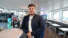 Marco D‘Arca, Geschäftsführer der Konstanzer Midce GmbH, im Bistro der Fähre Richmond. Die Firma ist der neue Pächter der Fährenbistros.