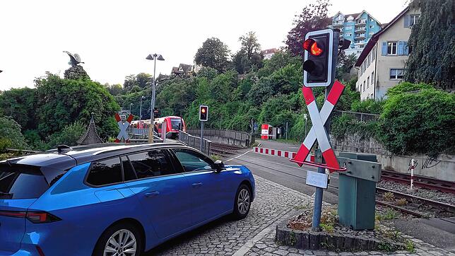Techniker der Bahn sind in Laufenburg vor Ort.