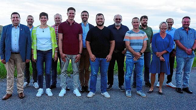 Sie bestimmen die Geschicke Weilheims in den kommenden fünf Jahren: Der Gemeinderat Weilheim mit Bürgermeister Jan Albicker (vorne von ...