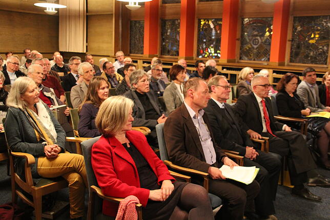 Zahlreiche Gäste nehmen an der Vorstellung der Stadtgeschichte Villingen-Schwenningens teil. Bild: Tobias Lange