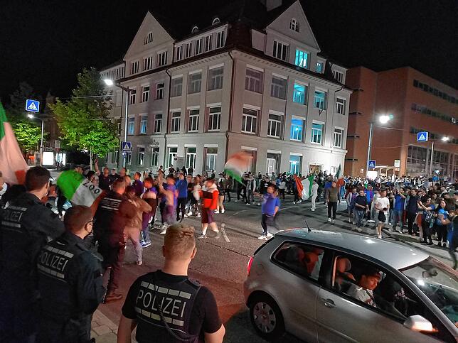 Die Polizei musste die Fans zurückhalten.