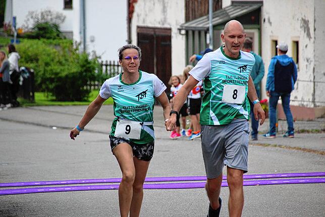 Hand in Hand liefen Sabrina und Michael Borkovic von den Sportfreunden Tuttlingen beim Hauptlauf ins Ziel.