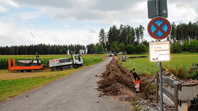 Die Arbeiten sind gestartet: Am Kirnbergsee-Parkplatz laufen die Vorbereitungen für die Inbetriebnahme des neuen Parksystems.