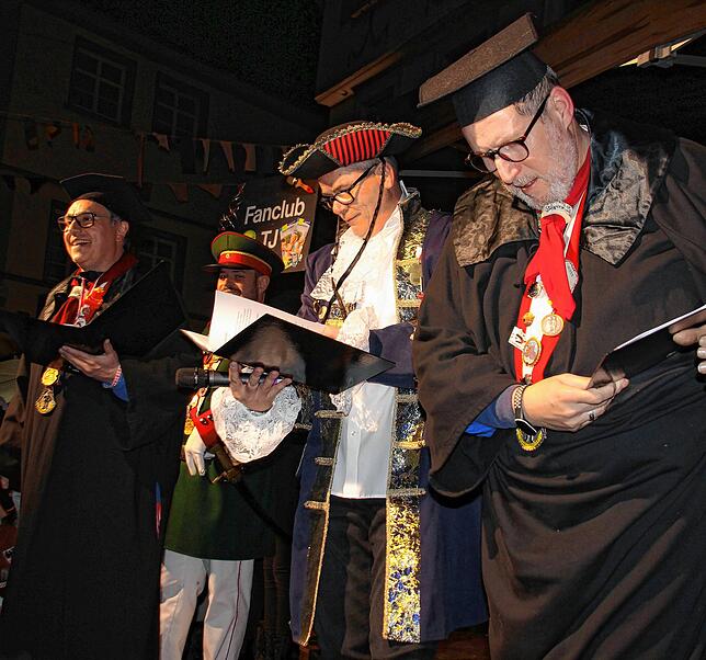 Richter Andreas Narr (links) und Ankläger Oliver Ritter (rechts) lassen kein gutes Haar an dem widerspenstigen Beschuldigten.