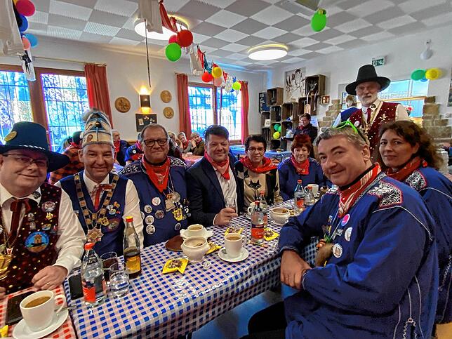 Mächtig Spaß beim Frühschoppen haben Riet-Bürgermeister Heinz Zimmermann, Anselm Säger, OB Jürgen Roth, OB Thomas Zenker aus Zittau, ...