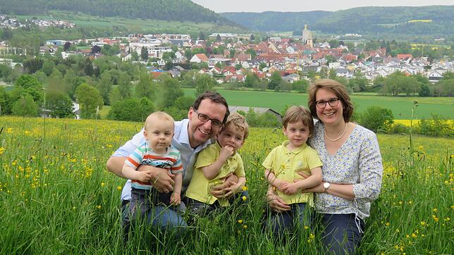 Martin Numberger (2. von links) mit (von links) Kilian, den Zwillingen Felix und Julius sowie seiner Frau Teresa auf dem Wartenberg, im ...
