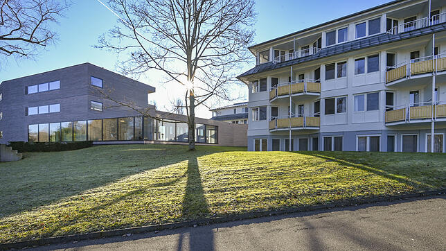 Die Hermann-Albrecht-Klinik (rechts) auf der Mettnau soll erweitert werden. Ähnlich wie beim Gästehaus (links im Bild), das 2016 ...