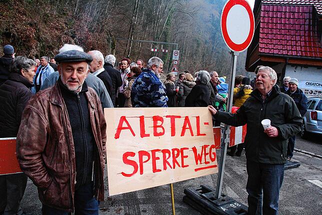 Görwihler Protest gegen die jahrelange Sperrung der Albtalstraße.