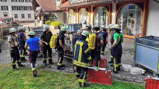 Die Feuerwehr bereitet sich auf einen größeren Einsatz vor.