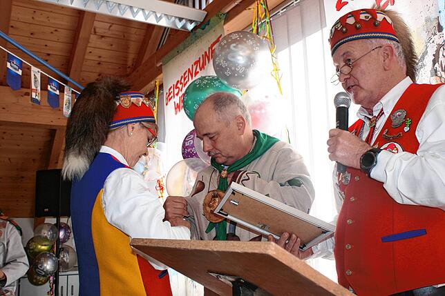 Gaby Indlekofer, Ehren-Vizepräsidentin der Narrenvereinigung Kleggau (links), und Präsident Hans-Peter Weber überreichen den silbernen ...