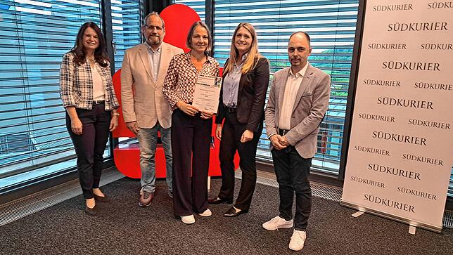 TC Rickenbach, 500 Euro für ein Tenniscamp in den Sommerferien: Von links: Silvia Knöpfle Direktorin Privatkunden der Sparkasse ...