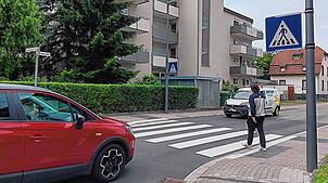 Der neue Zebrastreifen an der Kreuzung Karlsruher Straße/ Brandenburger Straße ist fertig.