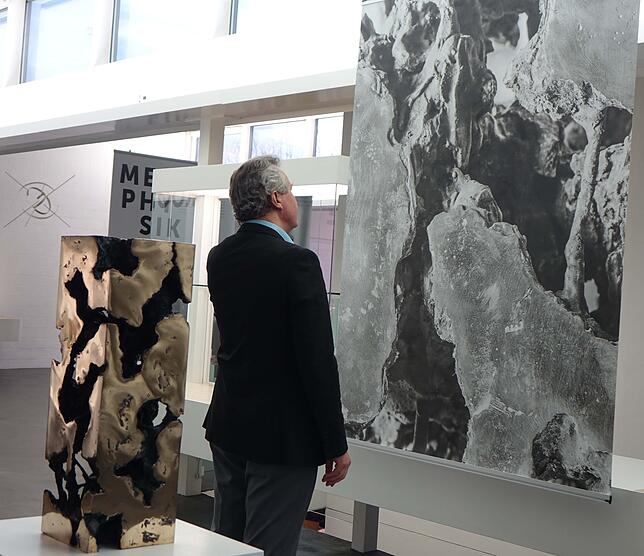 Einen anderen Blick kann man auf die skulpturalen Arbeiten von Erwin Rehmann in Text- und Fotofahnen werfen.