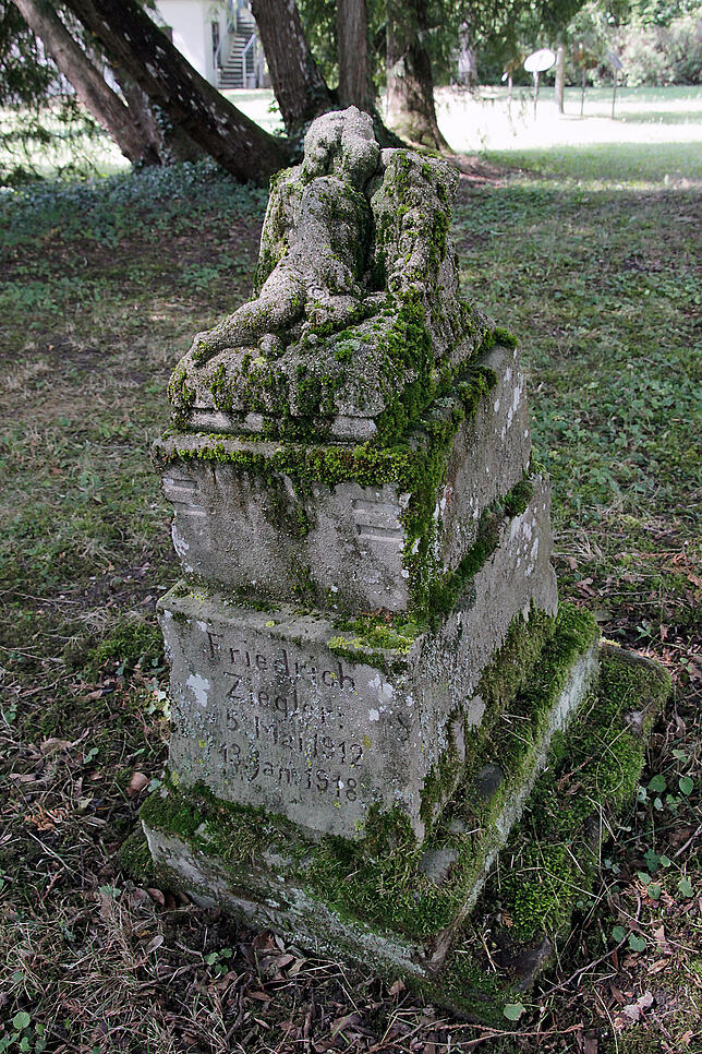 Moos wächst auf dem Grabstein von Friedrich Ziegler.