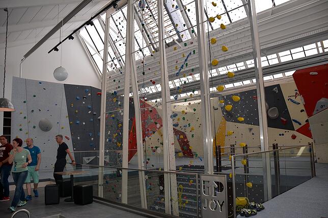 Das Highlight im „Upjoy“ in Villingen ist die große Kletterwand aus Acrylglas.