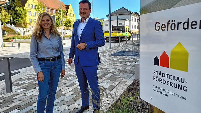Annette Müller, die auf dem Bauamt Murg die Sanierungsmaßnahme betreut, und Bürgermeister Adrian Schmidle freuen sich, dass die Arbeiten ...