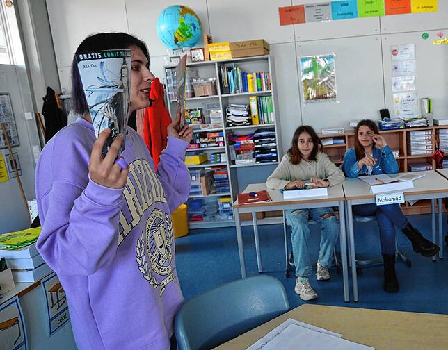 Natalia Solntseva hat für ihre Schüler Gratis-Comics aus der BZM-Bibliothek mitgebracht.