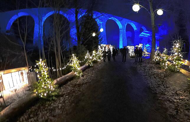 In blau erstrahlte das Viadukt der Ravennabrücke beim Weihnachtsmarkt im Höllental im Jahr 2021.