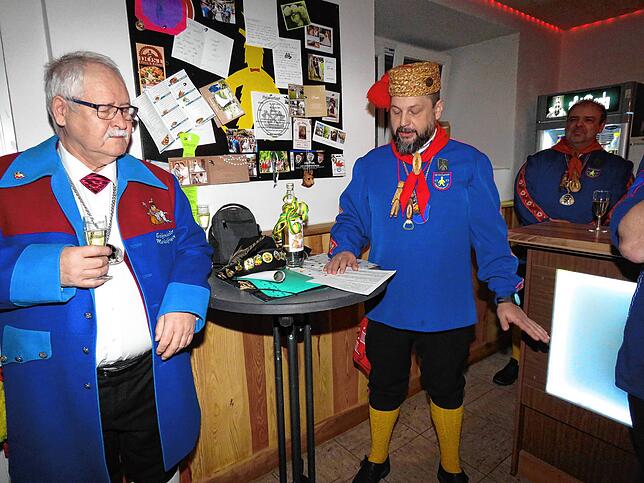 Die Narrenzunft StrohglonkiLeipferdingen feierte ihren 70. Geburtstag mit einem Brauchtumsabend in der Festhalle. Die Zunft wurde vor 70 ...