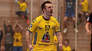 Ein Mann, ein Foto: Die Hände zu Fäusten geballt, die Freude über einen Torerfolg in die Halle schreiend, sozusagen als weiteren ...