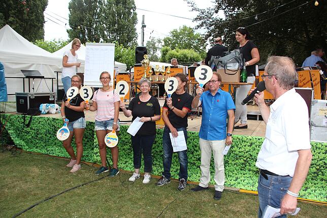 Die Jury der diesjährigen Schrottregatta (von links): Leonie Sinn, Laura Sinn, Dorothee Rau, Klaus Henn und Bürgermeister Edgar Lamm. ...