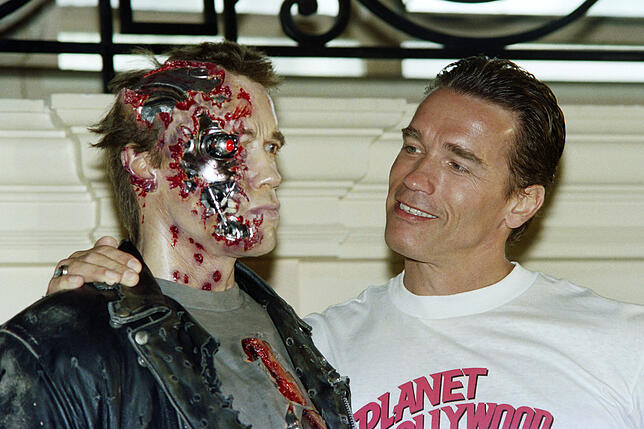Arnold Schwarzenegger 1991 neben einer Wachsfigur der Filmfigur „Terminator“.