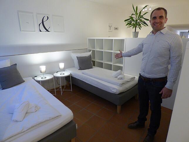 David Dilpert zeigt auf den Schlafbereich seines Business-Appartements in der Hauptstraße. „Für Markdorf am passendsten wäre ein ...