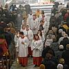 Festglanz in der katholischen Kirche St. Martin in Wehr am Heiligen Abend im Jahr 2018: der Auszug der katholischen Christmette. Für ...