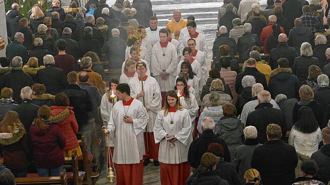 Festglanz in der katholischen Kirche St. Martin in Wehr am Heiligen Abend im Jahr 2018: der Auszug der katholischen Christmette. Für ...