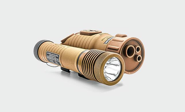 So sieht ein Laser-Licht-Modul aus der Nähe aus. Es verfügt unter anderem über eine Lampe sowie zwei Lasermarkierer.