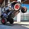 Freestyle-Motocross-Fahrer Gerhard Mayr aus Österreich macht einen Wheeley mit seinem Stunt-Buggy bei der Pressekonferenz zur Tuning ...