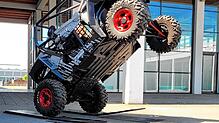 Freestyle-Motocross-Fahrer Gerhard Mayr aus Österreich macht einen Wheeley mit seinem Stunt-Buggy bei der Pressekonferenz zur Tuning ...